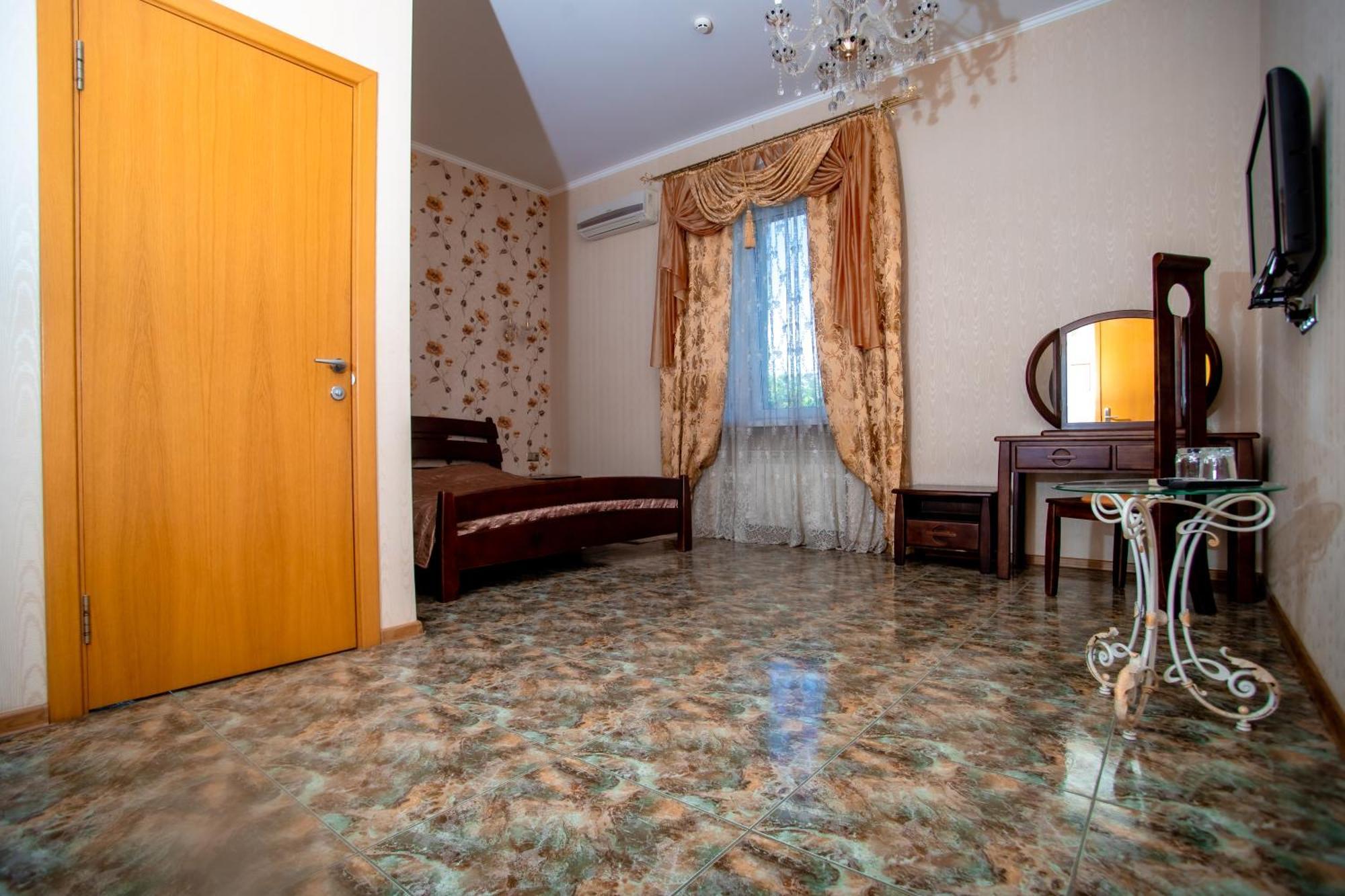 Отель Корона *